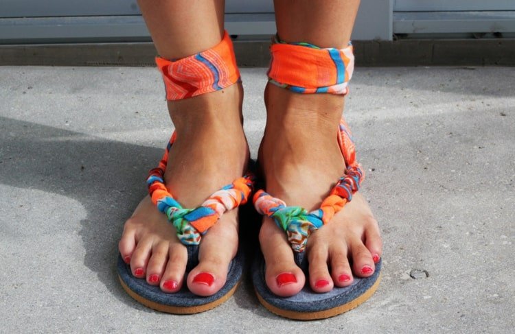 Upcycling šatky žabkami - ramienka ozdobte šatkami