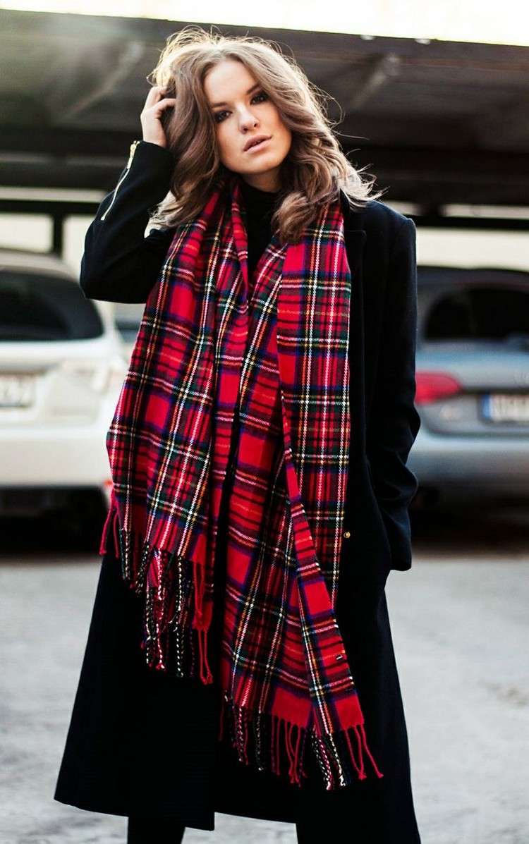 šatka-kontrola-vzor-červená-žena-čierny kabát-zima-jeseň-outfit