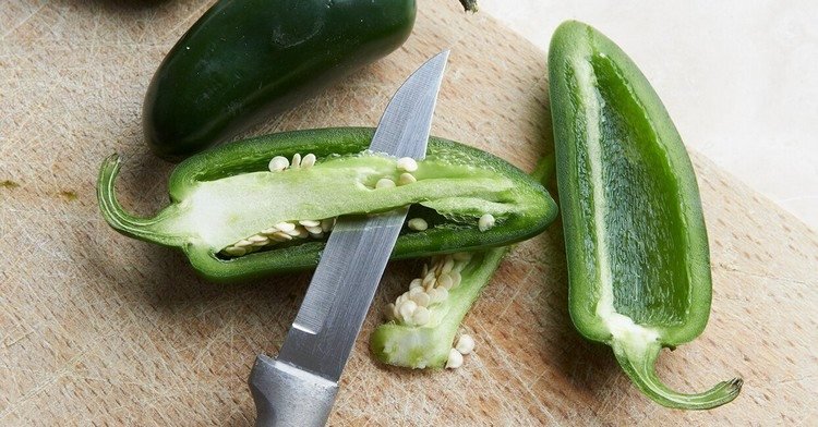 Jalapenos rozdrvte na polovicu a odstráňte jadro