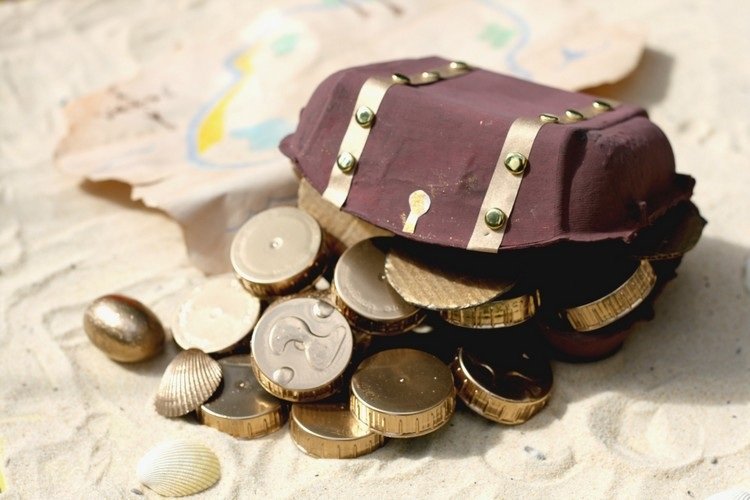 Truhla s pokladom-drotár-nápad-kartón na vajíčka-pokladnička