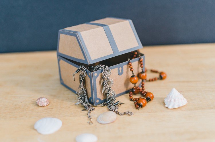 Kartón na drobnosti s drobnými pokladmi-malá pokladnička