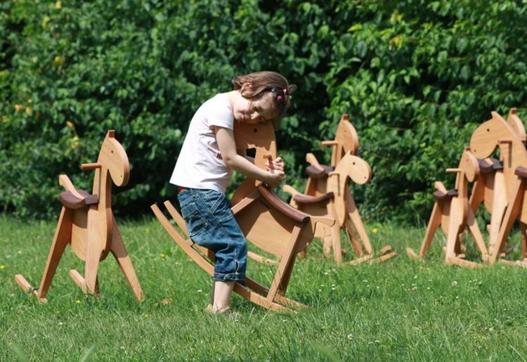 Hojdací kôň moderný puristický dizajnérsky nábytok