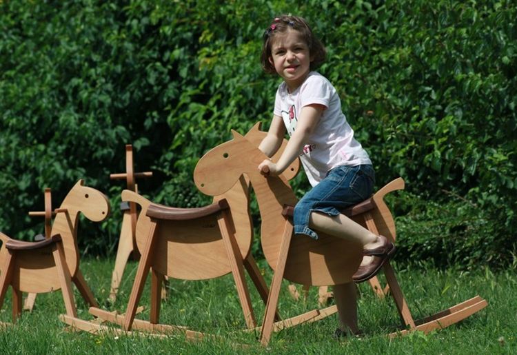 Hojdacie konské hračky vyrobené z dreva v modernom štýle
