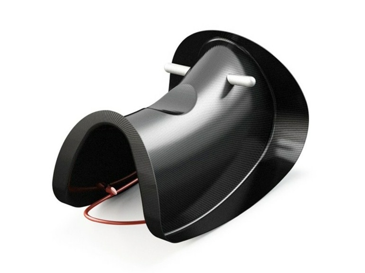 Hojdací koník vyrobený z dreva alebo plastu modernej závodnej autosedačky