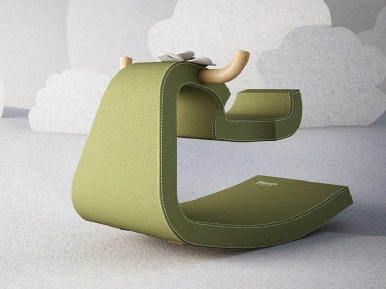 Hojdací koník vyrobený z dizajnérskych hračiek potiahnutých kožou