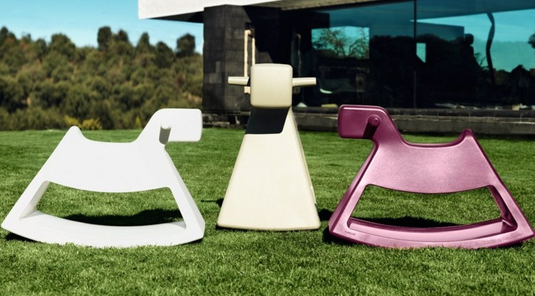 Hojdací koník vyrobený z drevoplastu moderný dizajnový záhradný nábytok Vondom