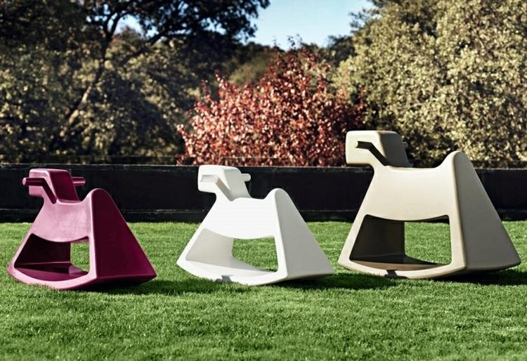 Hojdací koník vyrobený z dreva Rosinante v troch farbách rôznych modelov