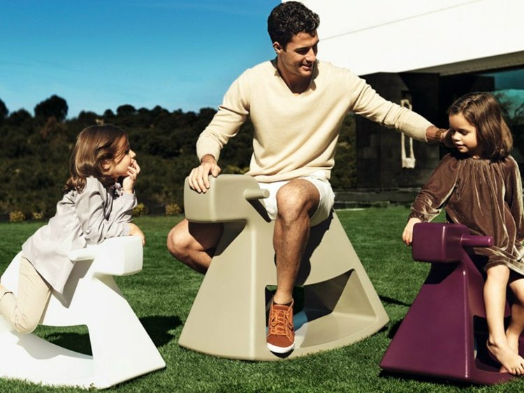 Hojdací koník vyrobený z plastových moderných modelov Vondom