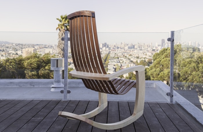 pekné hodiny na balkóne alebo terase s hojdacou stoličkou elegantné hojdacie kreslo na terase