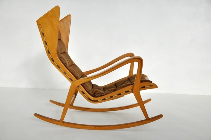 Hojdacie kreslo, krídlové kreslo, tradičné materiály s čalúnením v hnedej farbe Dizajn z masívneho dreva s čalúnením