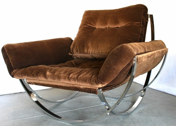 Hojdacie kreslo s retro čalúnením a novým dizajnom Lounge hojdacie kreslo s retro nádychom