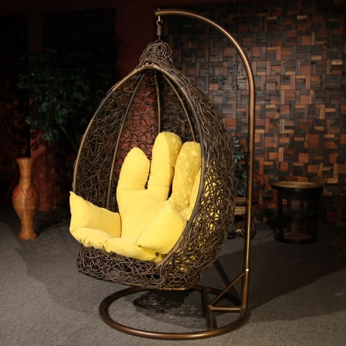 Relax a modernosť idú ruka v ruke závesné-hojdacie kreslo v hnedej farbe