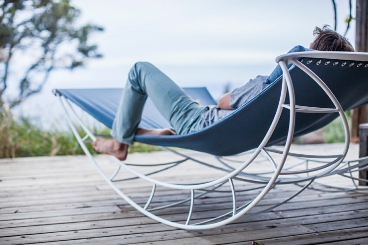 hojdacie kreslo-rám ležadla biely kovový poťah modrá terasa