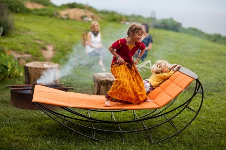 hojdacie kreslo-ležadlový vankúš oranžový rám čierny gril