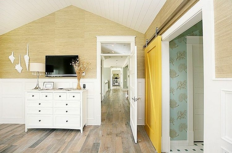 spálňa dvere stodoly žltá farba prízvuk deco komoda biela tapeta mäta zelená