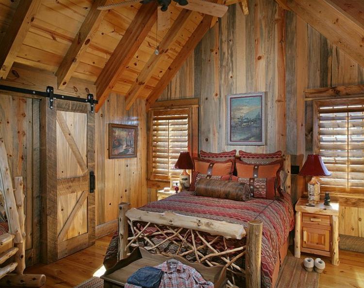 Dvere do stodoly v spálni prostredie rustikálna chata posteľ drevené žalúzie