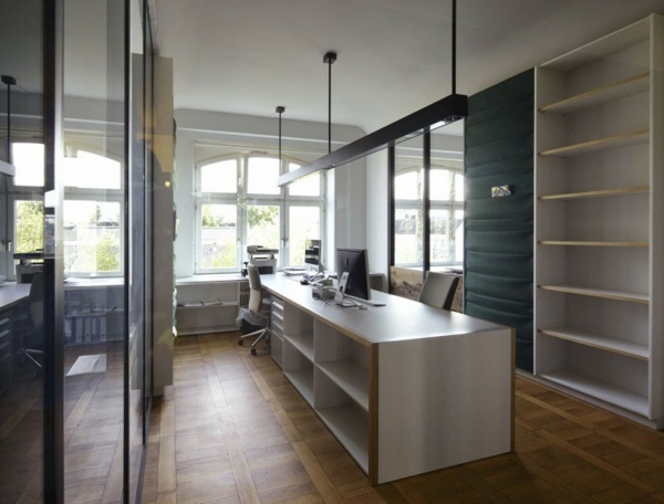 jednoduchý, kompaktný kancelársky nábytok