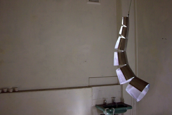 Dizajnový prívesok z ľahkého dreva moderného tvaru Závesná lampa z dreva v modernom dizajne