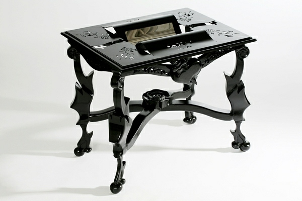 čierny klasický konferenčný stolík, drevené nohy klasický konferenčný stolík drevené nohy srdiečka kvety