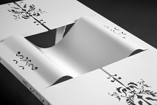 Drevený kovový konferenčný stolík v bielej farbe Kovový biely konferenčný stolík so zaujímavým detailom