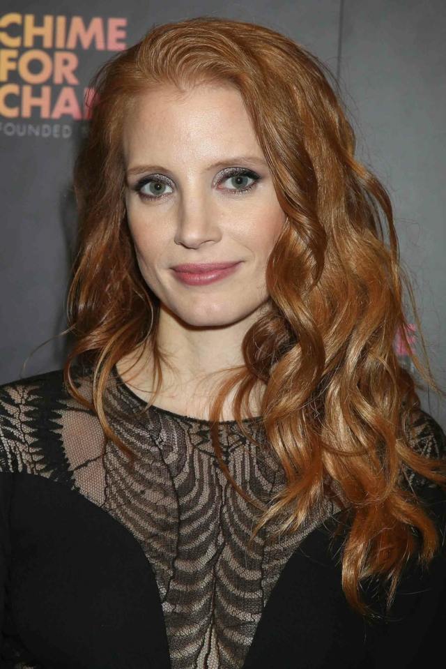 Jessica Chastain a jej ryšavé vlasy so svetlými vlnami Vlnité vlasy upravené do strany