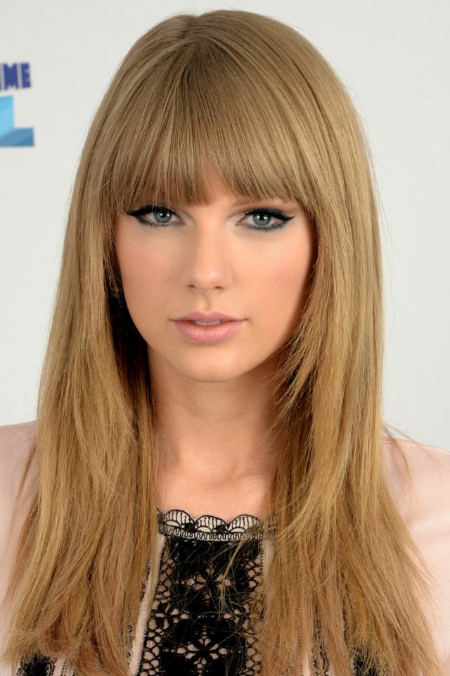 Účes s ofinou s kratšími prameňmi vpredu Taylor-Swift-dlhé-vlasy-s ofinou