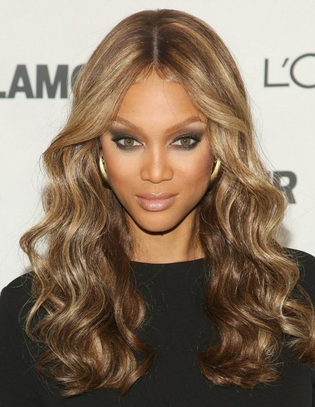 rovné lúčenie Tyra Banks s vlnitými vlasmi a melírom Tyra-Banks-dlhé-vlnité-vlasy-s-rovným delením