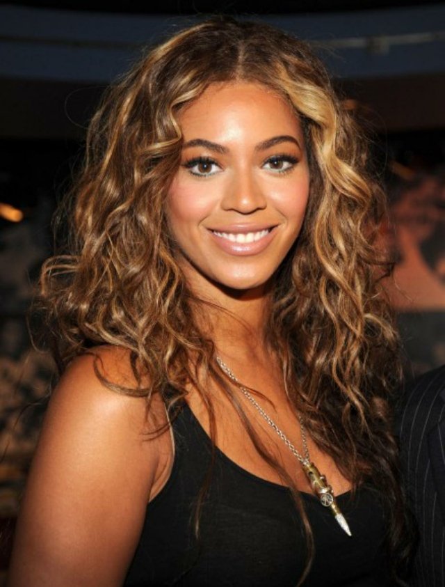 vlnité vlasy so svetlejšími odleskami od Beyonce Beyonce dlhé vlnité vlasy