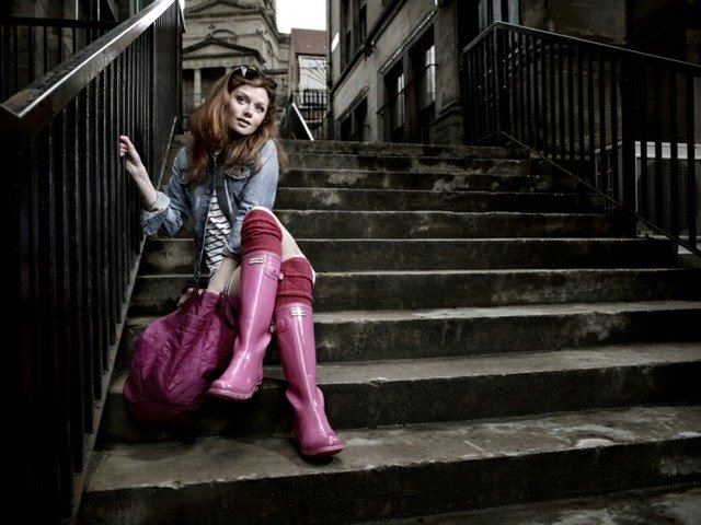 elegantné gumené čižmy cez rameno vo fuchsiovej farbe Hunter-Boots-in-Pink-Purple-kabelka-schodisko