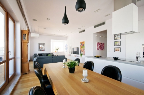 Otvorená kuchyňa jedáleň-drevený stôl závesné svetlá-čierna