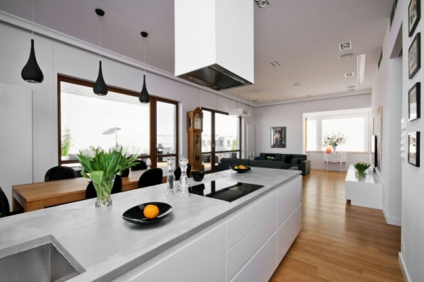 Predná časť bytu lesklá kuchyňa s prístreškom