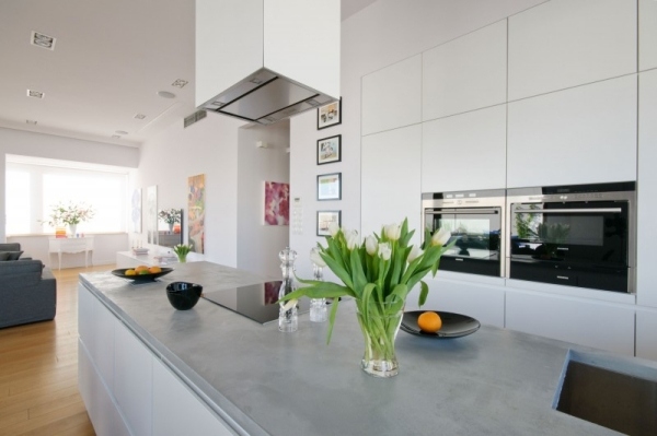 Vstavaný kuchynský biely ostrovný betónový pracovný pult