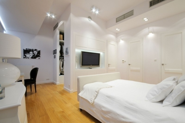 Spálňa Puristická biela TV s plochou obrazovkou