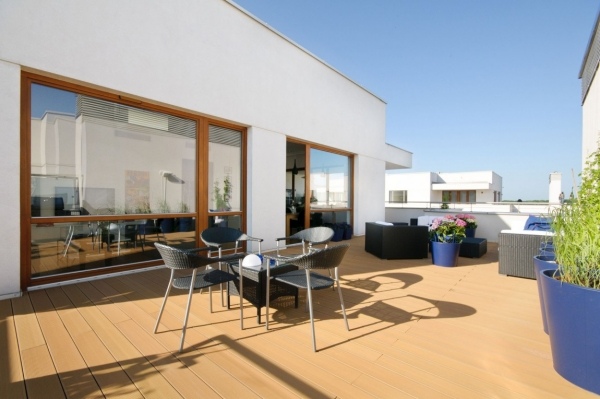 Penthouse apartmán Varšava strešná terasa záhradný nábytok