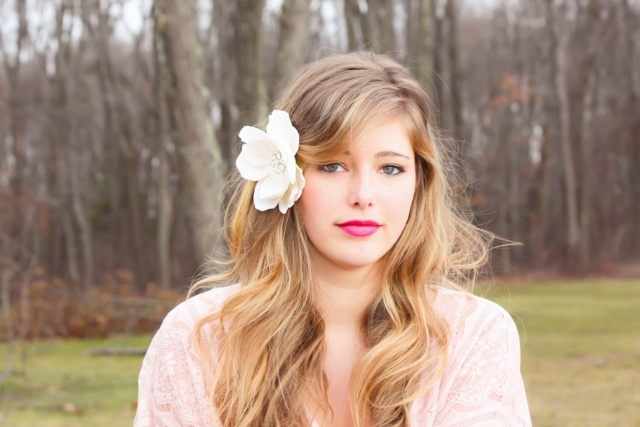 Kvet zdôrazňuje prírodnú krásu krásna žena-blond-vlasy-s-veľkým kvetom