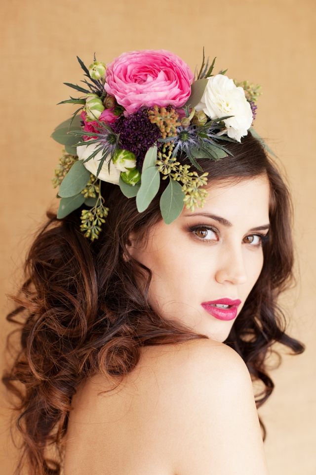 Kvetinová dekorácia z ruží a lipových listov kvetinová dekorácia-dlhé vlasy-účes-farebná