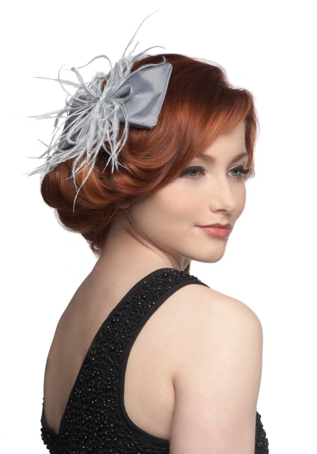 Kontrast medzi červenými vlasmi a mašľou kŕmenou perím kvetinové šperky-ryšavé-vlasy-oficiálne-ženy