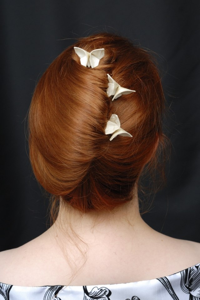 Motýle z jemnej látky na červenom vrchnom uzle vlasový uzol-dekorácia-biele-motýle-papier