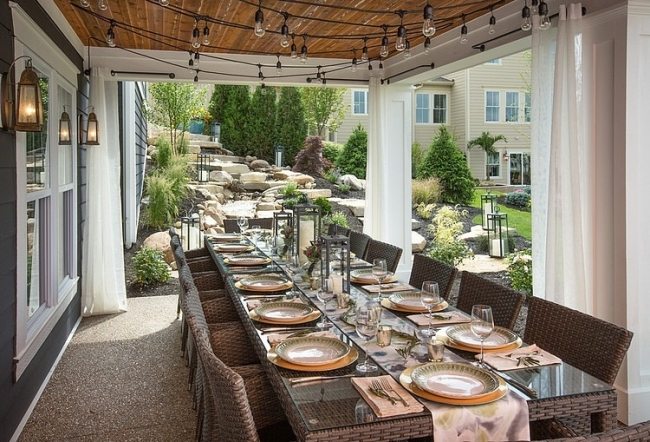 otvorený jedálenský kút, elegantný dizajnový vidiecky dom s luxusným interiérom