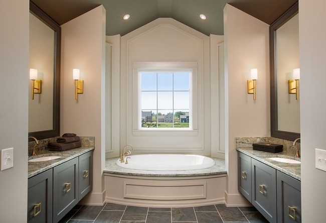 kúpeľňa prírodný materiál elegantný dizajnový vidiecky dom s luxusným interiérom