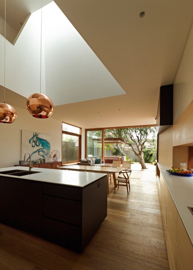 kuchynský ostrov z tmavého dreva moderný dizajn plážového domu na pláži Bondi