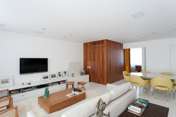 žlté stoličky biely dizajnový byt od leandro garcia