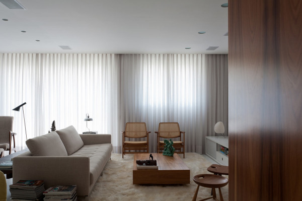 béžové detaily biely dizajnový byt od leandro garcia