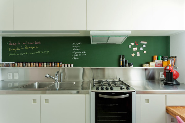 doska zadná stena biely dizajnérsky byt od leandro garcia