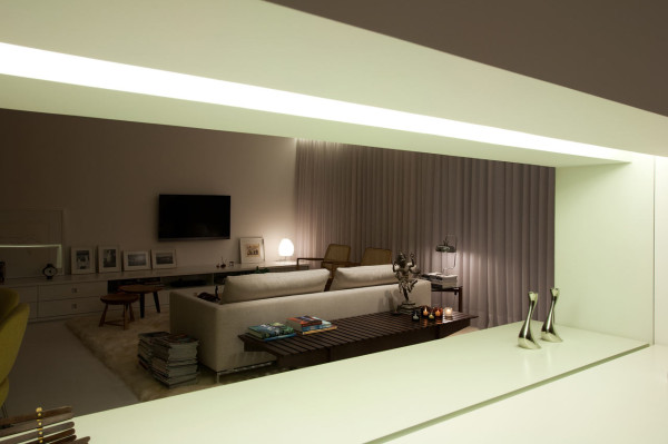 zrkadlová stena biely dizajn bytu od leandro garcia