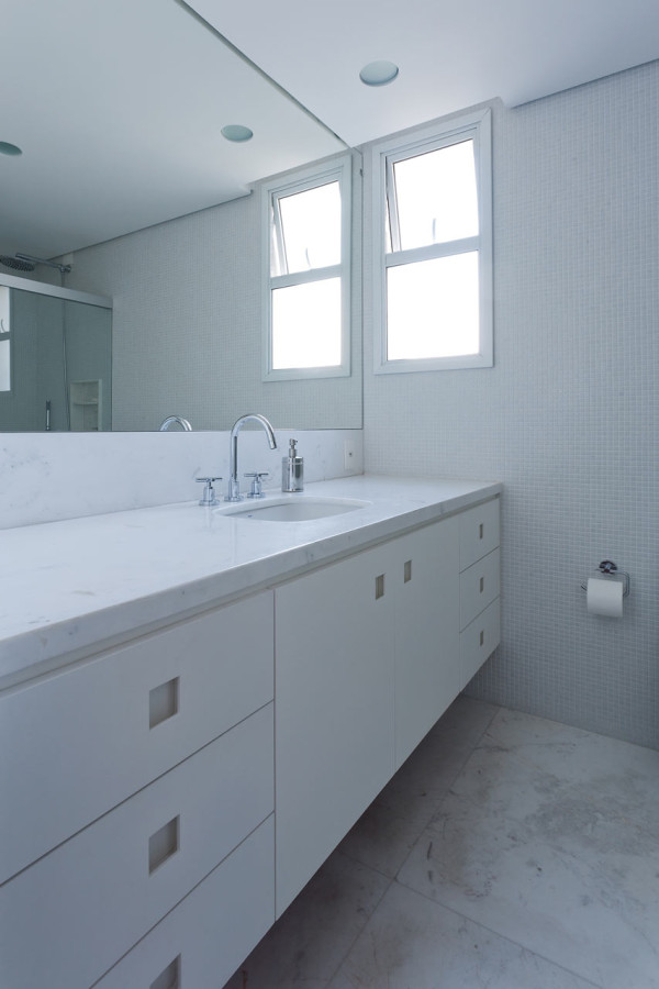 mramorový biely dizajnový byt od Leandro Garcia