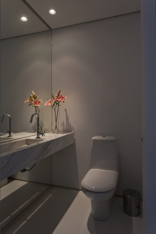 mramorový biely dizajnový byt od Leandro Garcia