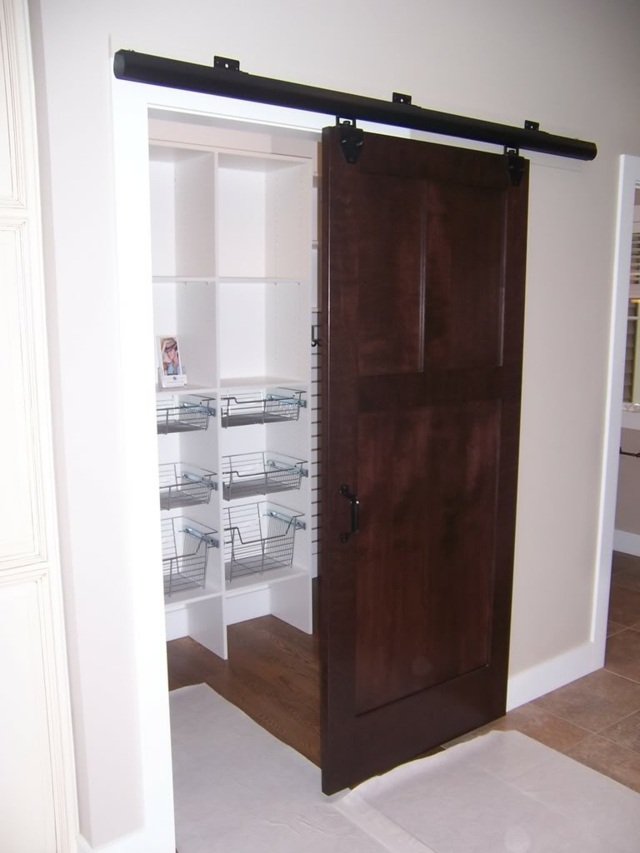 Kovové koše šatníková skriňa s drevenými posuvnými dverami Oddeľovač šatní ako posuvné dvere