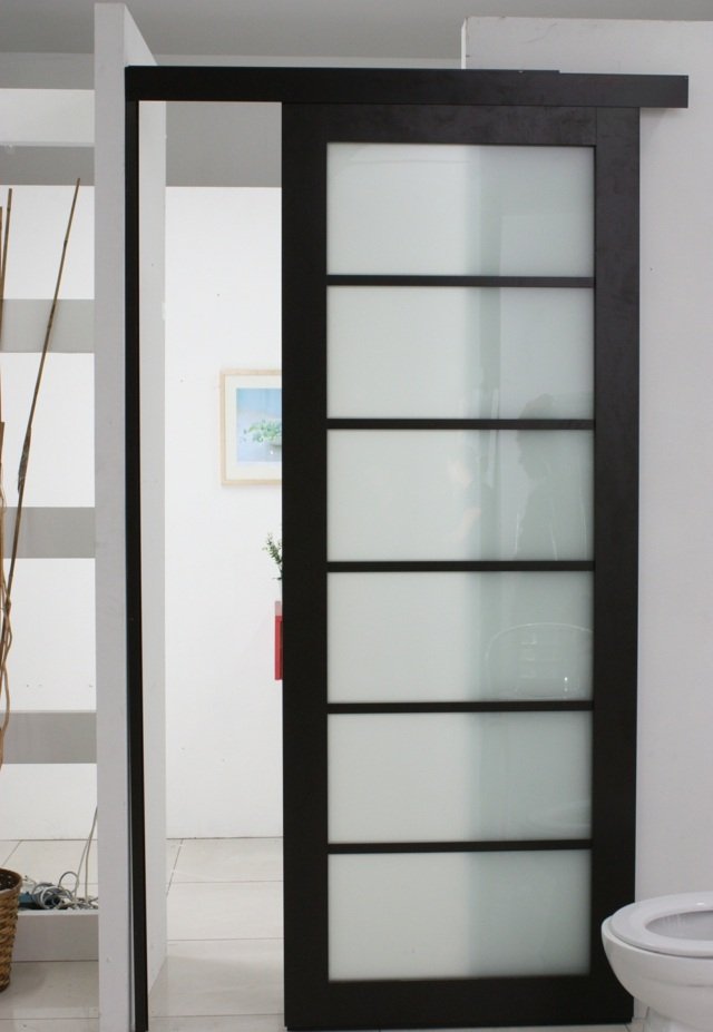 Drevený rám a posuvné dvere z matného skla v kúpeľni Posuvné dvere v toalete-moderný dizajn