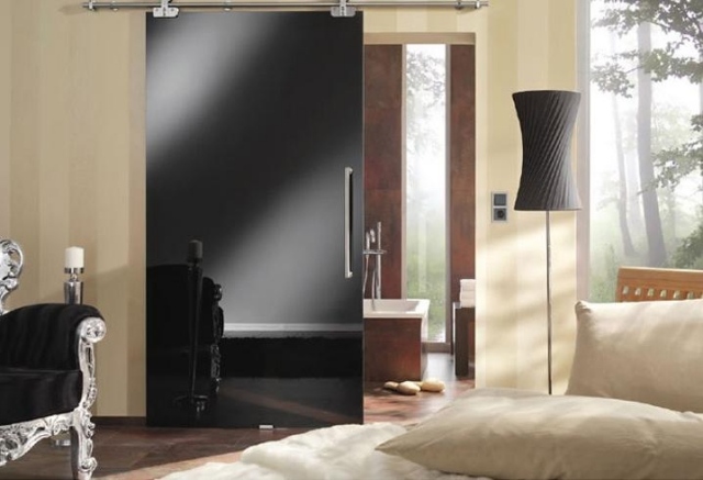 posuvné dvere do čiernej spálne s vysokým leskom
